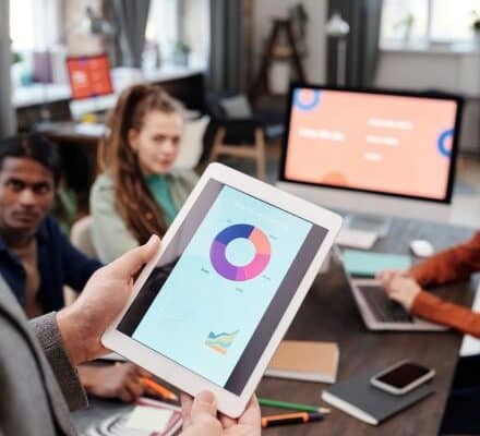 El Fin de la Búsqueda de Talento: Por qué la Ampliación de Equipos (Staff Augmentation) Supera Estratégicamente al Reclutamiento Masivo